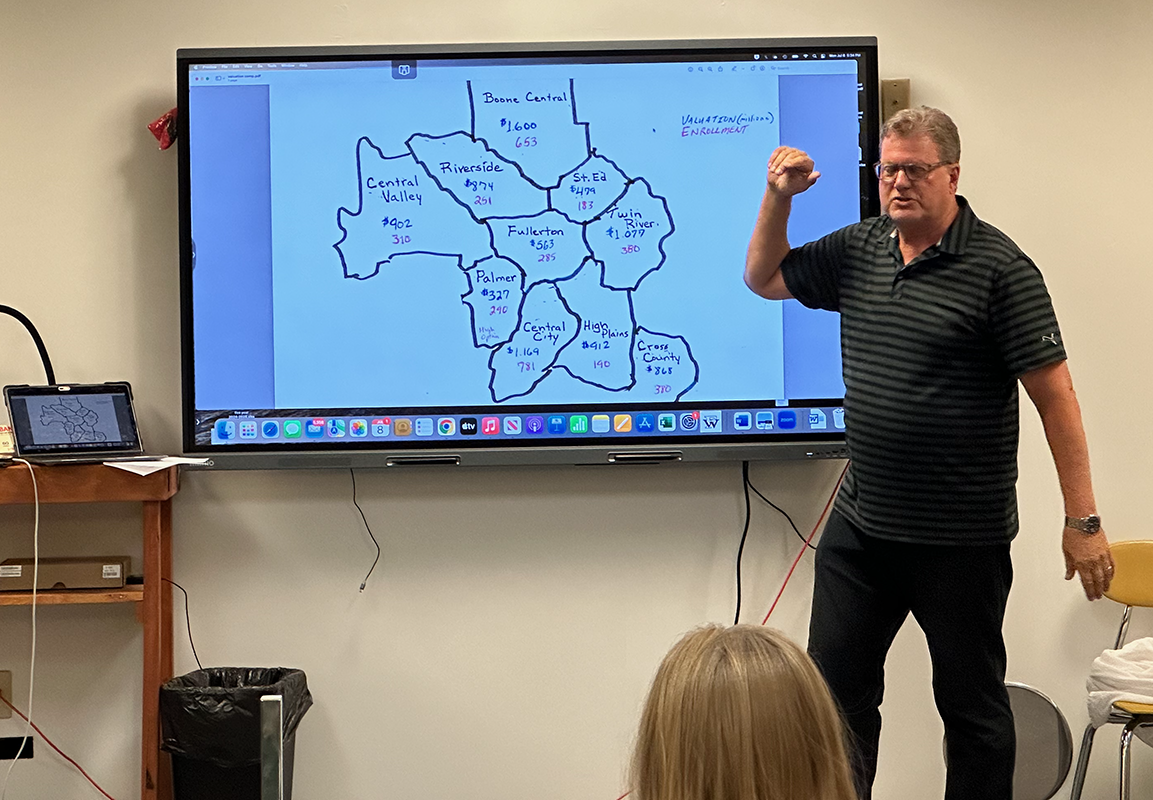 Dr. Jeff Anderson shows the Fullerton Board of Education a comparison of neighboring school district valuations. NCJ photo by Rick Holtz 