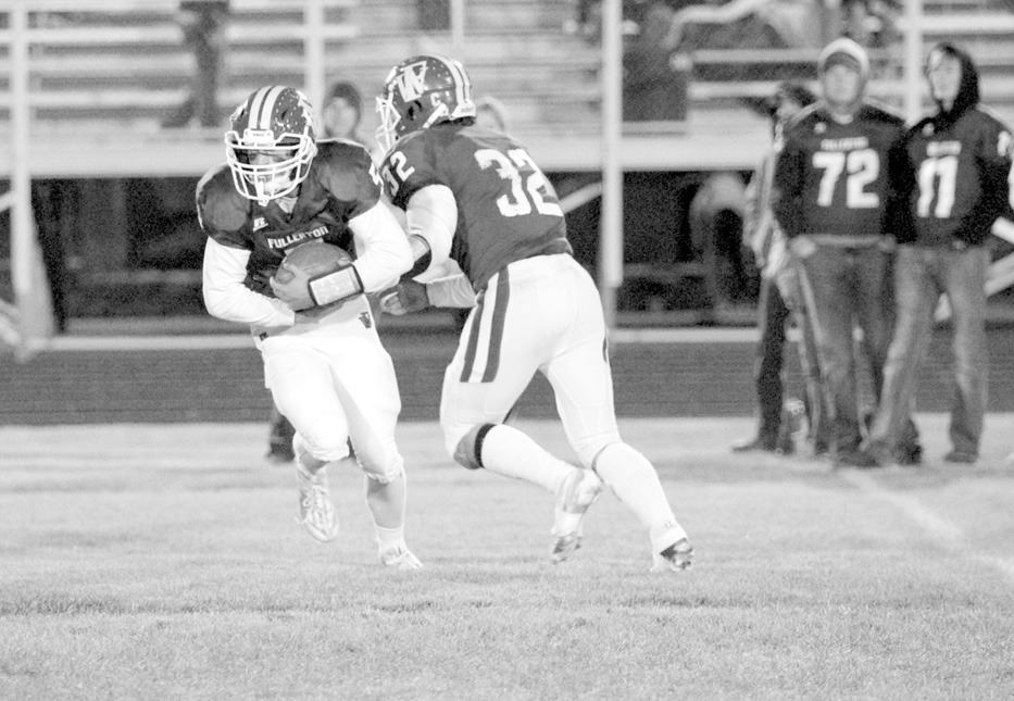 Brady Cook handing off to Fletcher Dubas. (Photo courtesy of Travis Lane)