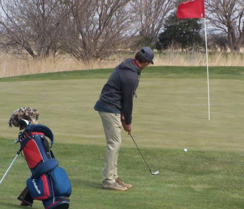 Tucker Smith hits his ball onto the green toward the pin. Photos provided