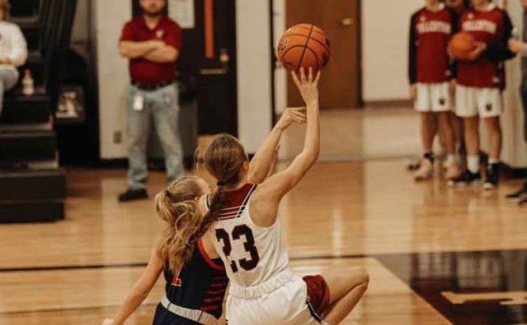 MAKAYLA ROBINSON ( left) going in for the lay-up, Photo credit Sav Photography