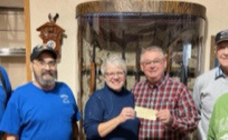 Foundation presents $5,000 check to veterans